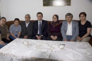 Bakan'dan o aileye ziyaret