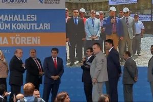 Bakan deprem anını b&ouml;yle yaşadı