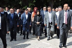 Şehitliği gezdi şehit ailesini ziyaret etti