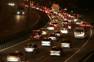 Trafikteki ara&ccedil;ların anahtarlarını alıp ka&ccedil;tılar