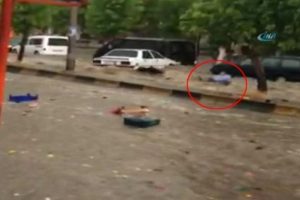 Aracını kurtarmak isterken canından oluyordu