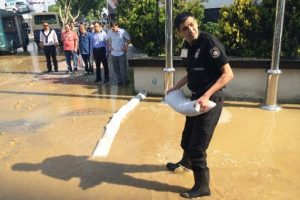 Su borusu patladı! Yollar g&ouml;le d&ouml;nd&uuml;