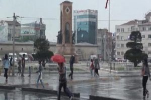 Yağmura hazırlıksız yakalandılar