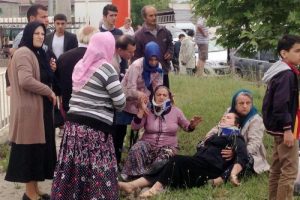 Otomobil ile minib&uuml;s &ccedil;arpıştı: 12 yaralı