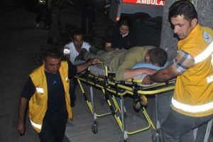Ka&ccedil;ak&ccedil;ılar taşla saldırdı: 7 asker yaralı