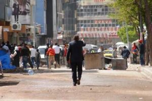 Polise taş atanları HDP'li Başkan dağıttı
