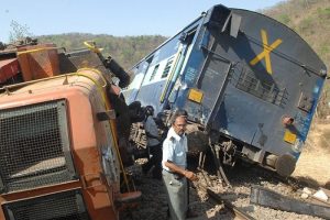 Hindistan'da y&uuml;k treniyle yolcu treni &ccedil;arpıştı