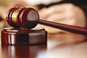 Eşini 13 yerinden bı&ccedil;aklayan sanığa tahliye