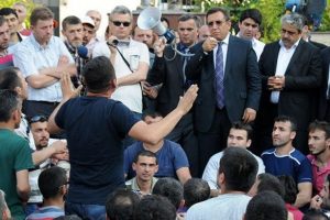 Soma'da kaymakam s&ouml;z verdi iş&ccedil;iler dağıldı