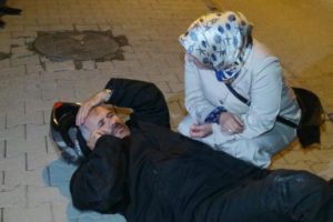 Eşinin yanından bir an olsun ayrılmadı