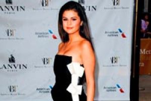 Justin Selena'yıi ki kardeşle aldatmış!