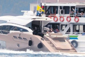 Volkan Demirel yağmurdan ka&ccedil;arken doluya tutuldu...