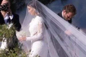 Kim Kardashian'ın gelinliği...