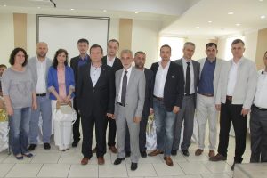 Oylar eşit &ccedil;ıktı, başkanlığı rakibine bıraktı