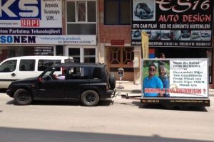 Mobil reklamla ile evlilik teklifi yaptı