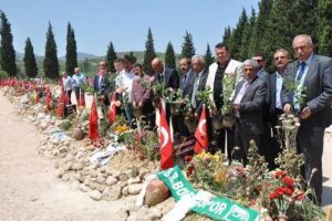 &Ccedil;i&ccedil;ek&ccedil;ilerden maden şehitlerine g&uuml;l fidanı