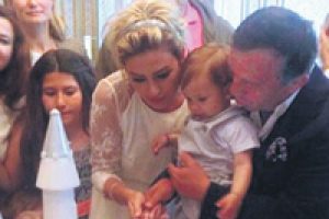 Minik Ağa'nın  doğum g&uuml;n&uuml;n&uuml; sarayda kutladı...