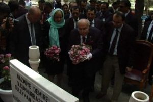 Demirel'den eşine pembe g&uuml;l