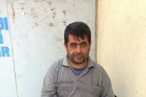 Polise esrar satmak isterken yakalandı