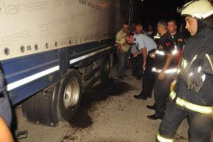 Bursa'da mobilya y&uuml;kl&uuml; TIR yakılmak istendi