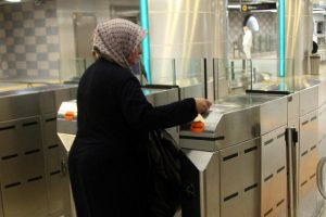 65 yaş &uuml;st&uuml;ndekilerin bedava kartlarını gen&ccedil;ler kullanınca...