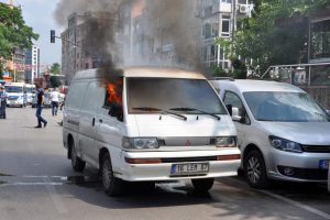 Bursa'da seyir halindeki minib&uuml;s adliye &ouml;n&uuml;nde alev alev yandı