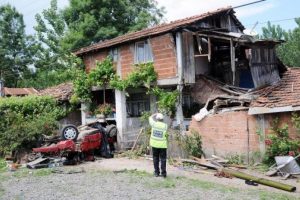 Otomobil evin balkonuna &ccedil;arptı: 1 &ouml;l&uuml;, 1 yaralı