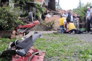 Otomobil evin balkonuna &ccedil;arptı: 1 &ouml;l&uuml;
