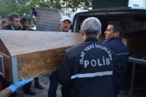 Cinayeti tavandan damlayan kan a&ccedil;ığa &ccedil;ıkardı