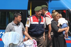 Bursa'da tutuklanan anneleriyle cezaevine b&ouml;yle girdiler