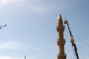 Depremde zarar g&ouml;ren minarelerde s&ouml;k&uuml;m &ccedil;alışması