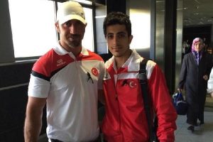 Soyadı y&uuml;z&uuml;nden Azerbaycan'a giremedi
