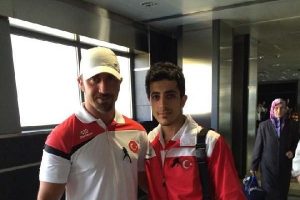 Soyadı y&uuml;z&uuml;nden &uuml;lkeye giremedi