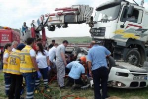 TIR'ın altında kalan otomobilde can pazarı