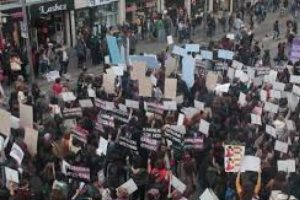 Bursa'da 'kırmızılı kadın' y&uuml;r&uuml;y&uuml;ş&uuml;