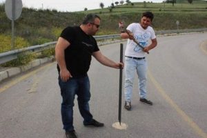 'Bu yol benim' dedi yolu kapattı