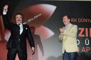 İlk "Kızıl Elma Sanat &Ouml;d&uuml;l&uuml;" onun