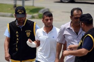 Annesini bı&ccedil;aklayıp 400 lirasını gasp etti