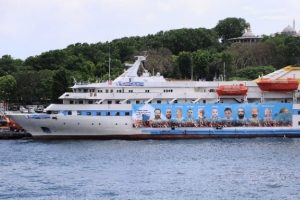 Mavi Marmara'ya şehitlerin fotoğrafları asıldı