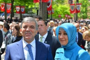 G&uuml;l &ccedil;ifti oğullarının mezuniyet t&ouml;reninde