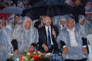Yağmur altında Volkan Konak'ı dinledi
