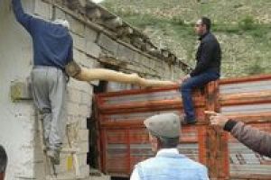Freni boşalan kamyonet eve girdi