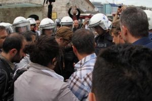 Taksim'de muhabire pasaport kontrol&uuml;