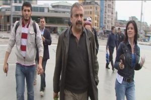 Gezi Parkı'na &ccedil;i&ccedil;ek bıraktı