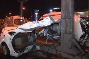 Feci kaza! Otomobil ikiye ayrıldı!