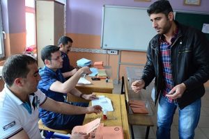 14 yerleşimde se&ccedil;men sandık başında