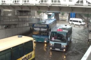 İstanbul'da yağmur hayatı fel&ccedil; etti
