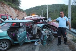 Ara&ccedil;lar hurdaya d&ouml;nd&uuml;: 2 &ouml;l&uuml;, 3 yaralı