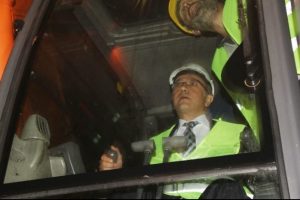 Bakan makinenin başına ge&ccedil;ti