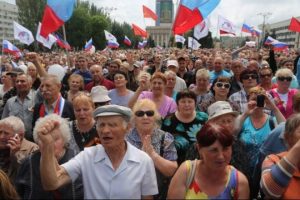 Donetsk'te "&ccedil;ocuklarımızı koruyun" mitingi